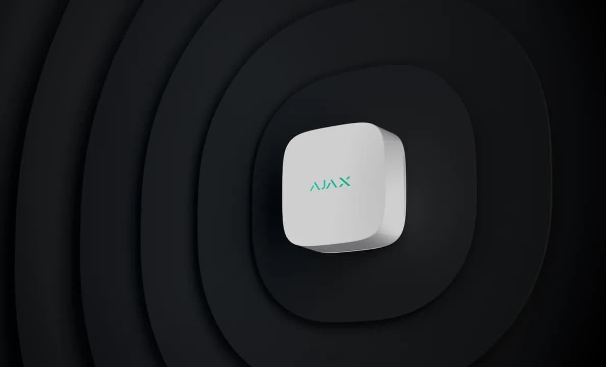 Білий датчик якості повітря Ajax LifeQuality на темному тлі
