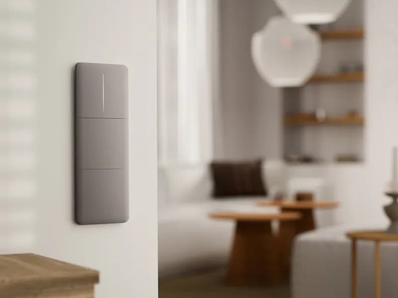Вертикальний блок сенсорних вимикачів Ajax LightSwitch на стіні вітальні